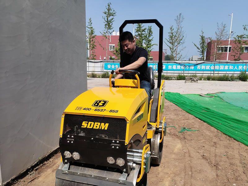 座駕振動壓路機在惡劣環(huán)境下如何工作？