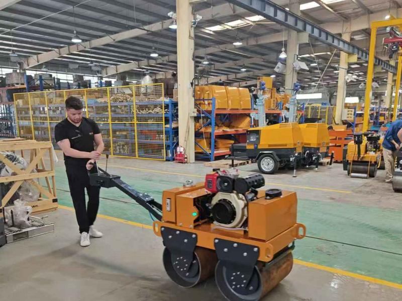 國外客戶來我廠參觀考察小型壓路機、移動照明車等產(chǎn)品